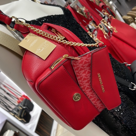 MICHAEL KORS
Maisie Large Pebbled Leather 2-in-1 Sling Pack
Bright Red
NWT - Picture 14 of 16